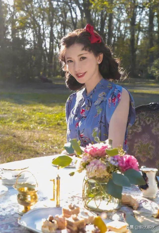 林志玲蕾丝蝴蝶结,45岁林志玲肌肤显嫩如少女