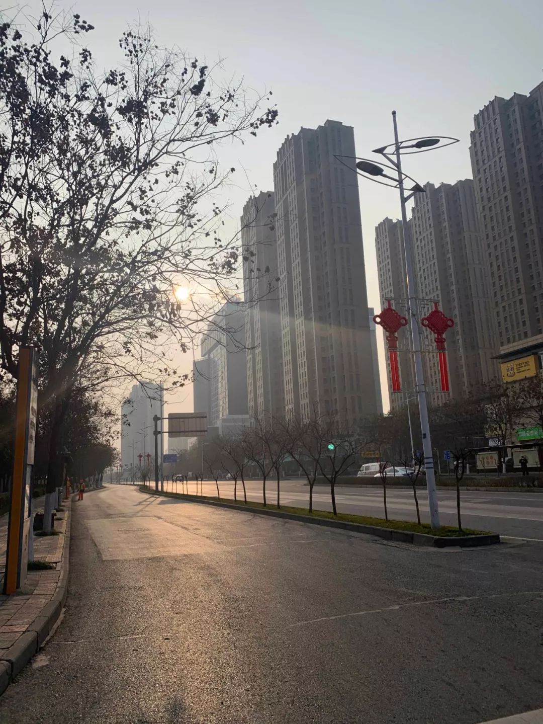 疫情下的县城夜晚照片真实,疫情时期农村的真实生活