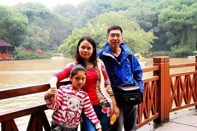 泪目妻子临终前,妻子去世亲人痛哭新闻