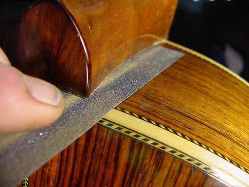 吉他指弹总是弹错弦,吉他指板来回弹奏