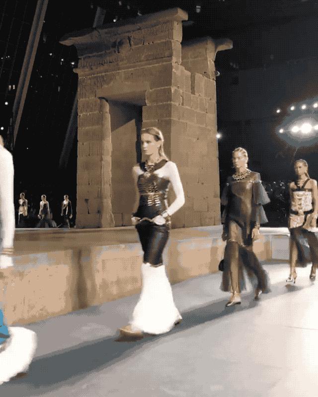 “埃及风”也刮到了时尚圈？CHANEL用金丝银线为你解答！