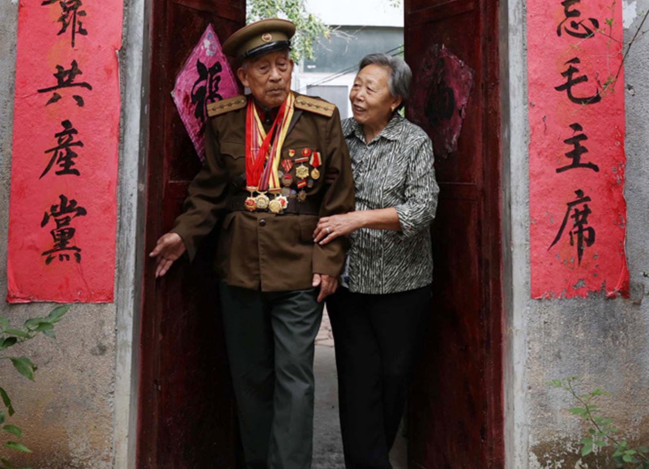 山东97岁老人手握双枪,山东97岁老人手持双枪