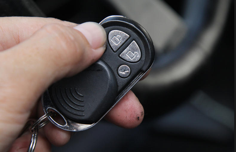 汽车脚刹难踩下去不能启动的原因,汽车启动不了哒哒哒响是什么原因