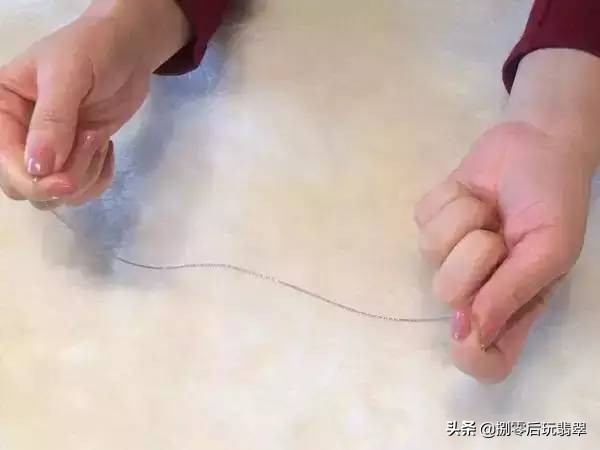 翡翠手镯洗澡时要取下来吗,戴翡翠手镯晚上需要取下来吗