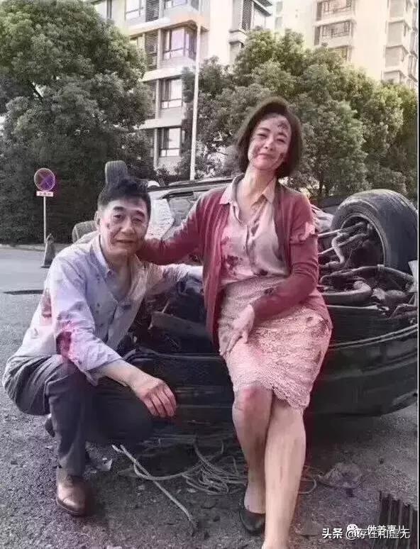 想得开！家着火了，翻车没死,你能拍照留念吗？