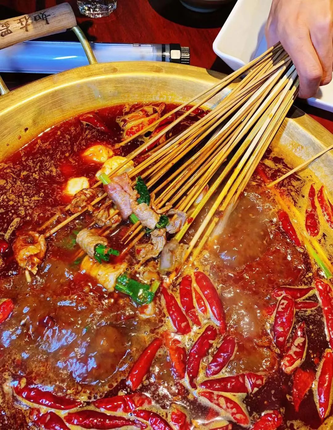 藏在火锅店里的最强演艺，吃着火锅听着歌，长春这家店真是嗨爆了