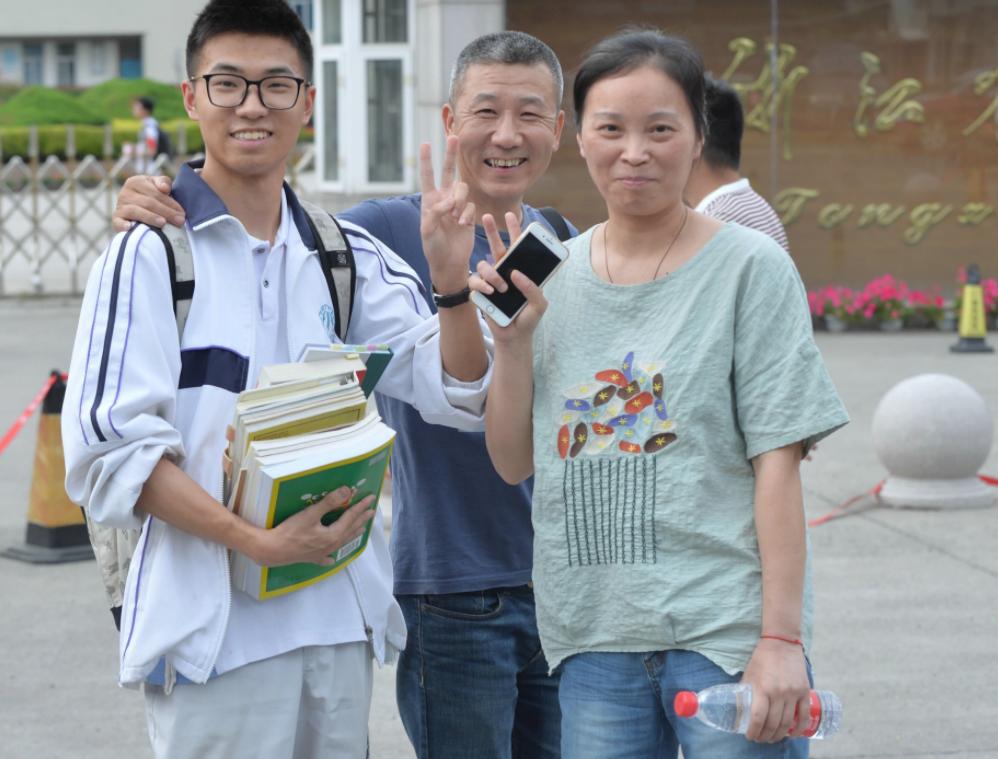 女儿高考450分家长摆40桌酒席庆功,女儿估分579不知道会怎么样