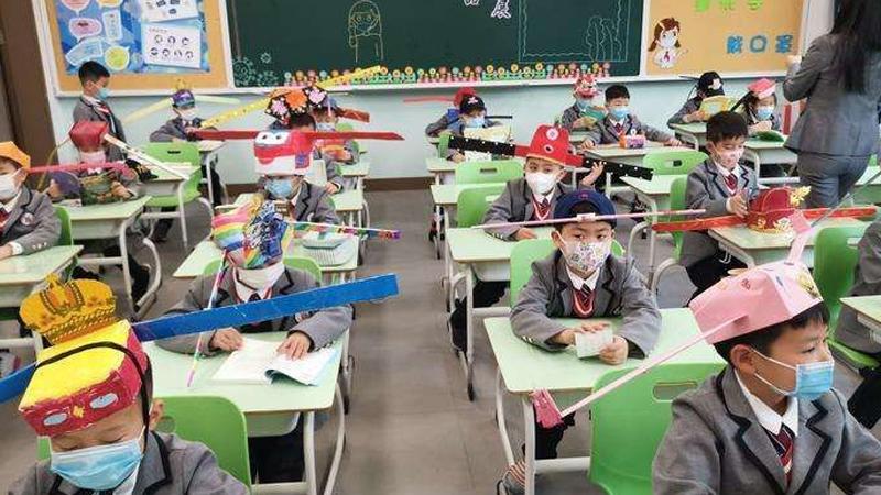 “一米帽”太可爱了！学生戏称回到宋朝，游客争相多要几个