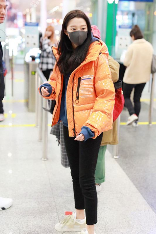 关晓彤穿的白鞋,关晓彤穿很高的鞋子