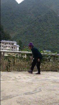 广场舞大妈抢占场地搞笑视频,广场舞大妈抢篮球场惹众怒