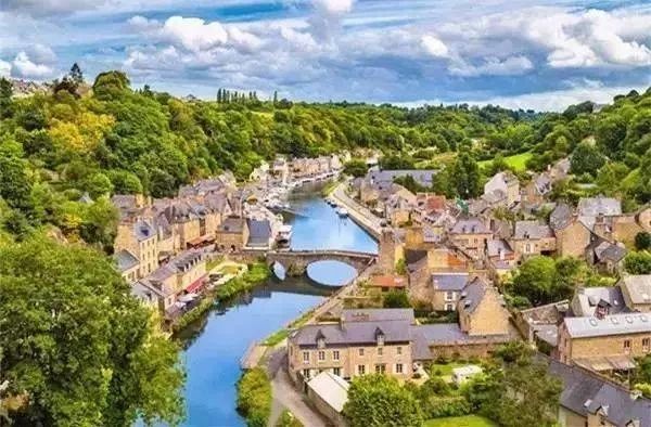 历史上的今天——1921年5月25日，香奈儿5号公开发表