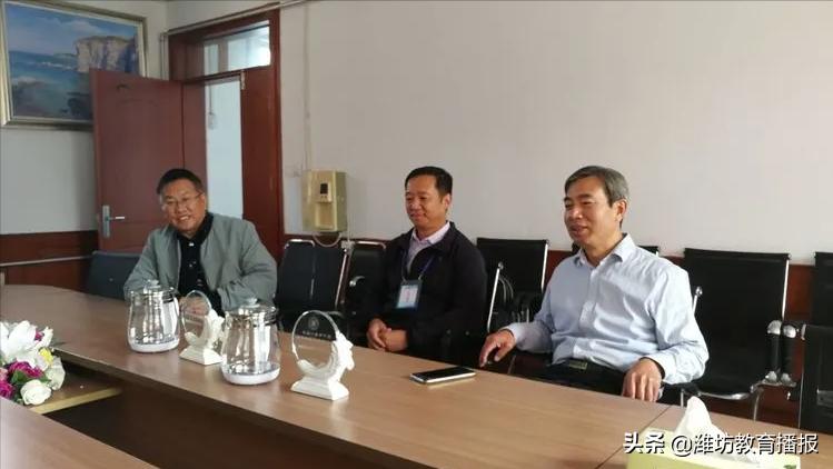 引万道清泉浇灌祖国花朵,引万道清泉