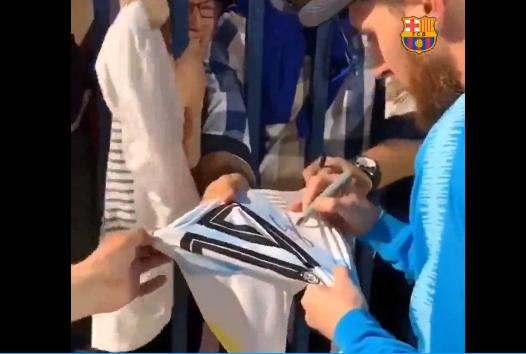 梅西为球迷签名球迷激动哭了,梅西球迷拿到签名