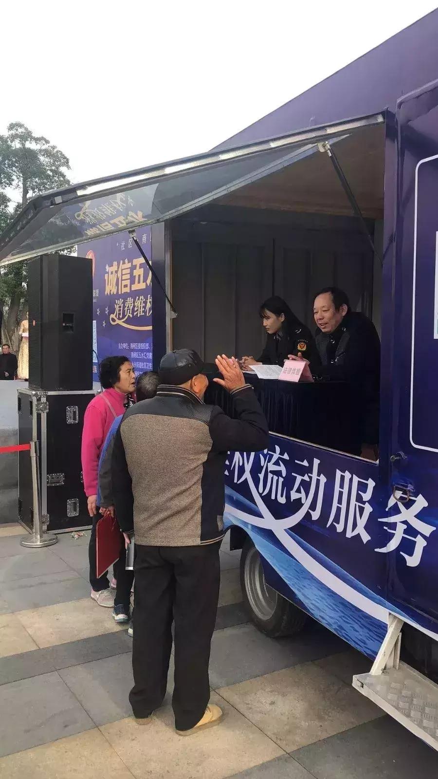 南通市港闸区五水商圈开来了“消费维权流动服务车”！