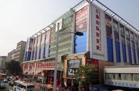 批发市场整理衣服,广州服装批发市场大火