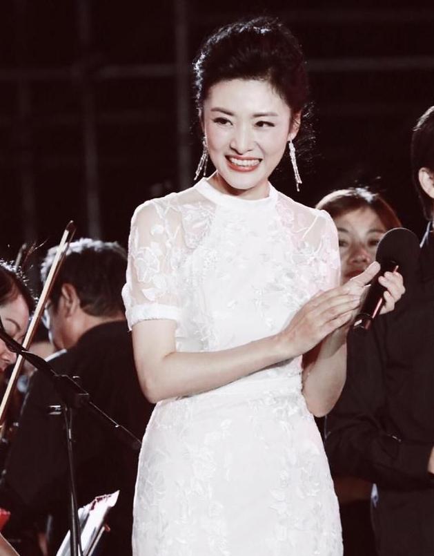 蕾丝的衣服不能随便穿，明明很贵却穿出廉价，周涛都被“坑”了