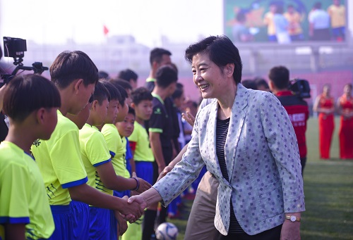 中国足球老运动员们踢友谊赛,中国足球球迷助威