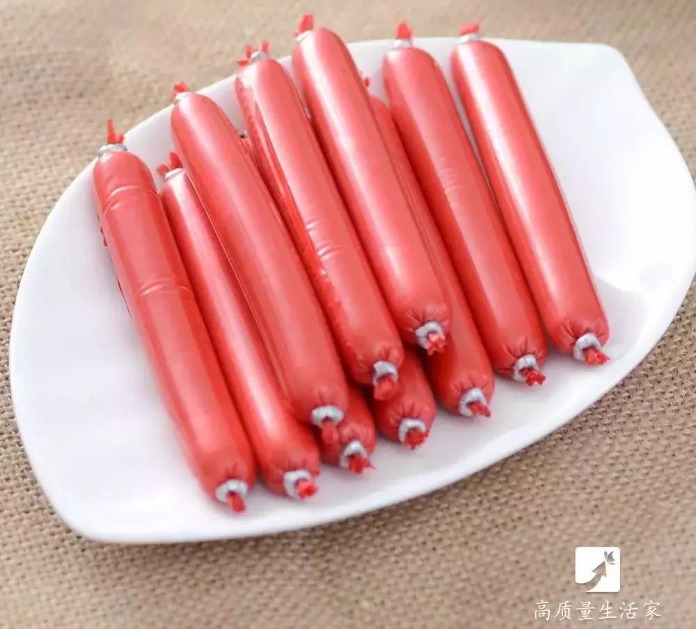 原来火腿肠的金属环下有个“小机关”，轻轻一拉，3秒剥一根！
