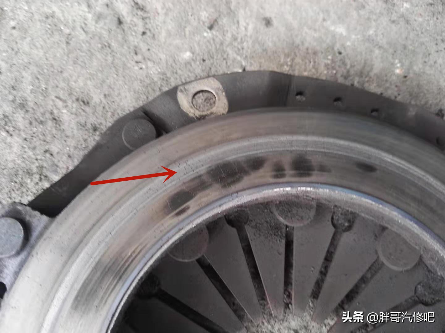 五菱之光挂档不走，胖哥以为换挡拉线脱落，原来是摩擦片报废了