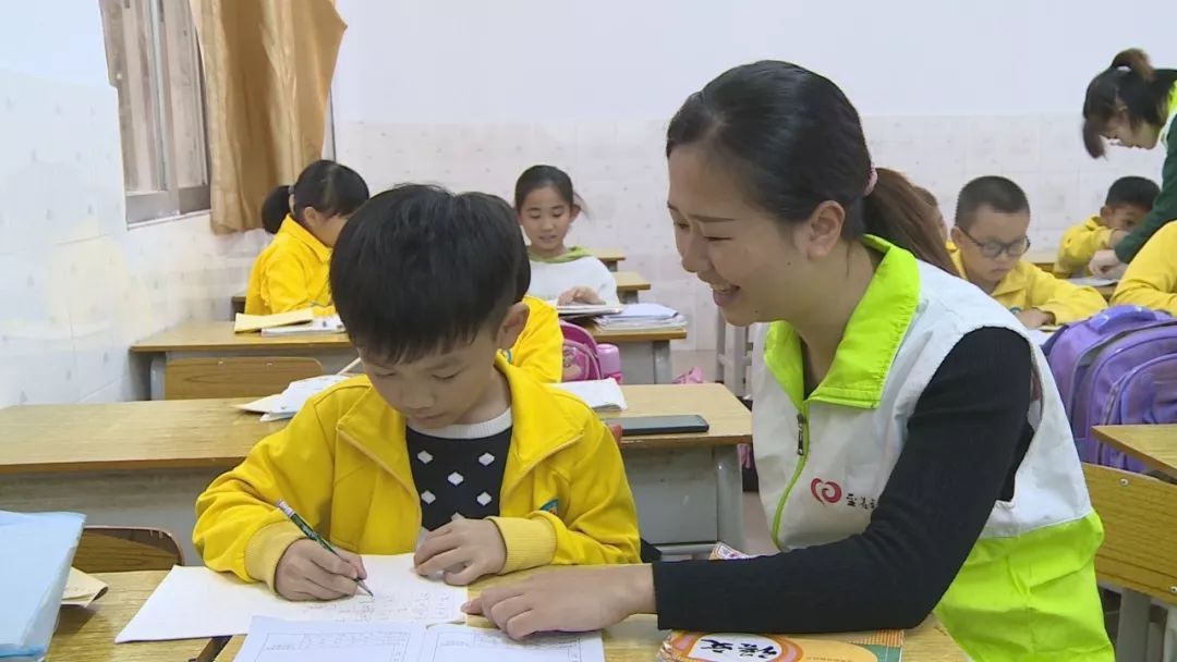 星期天小孩子特别开心,一到周末小孩就开心