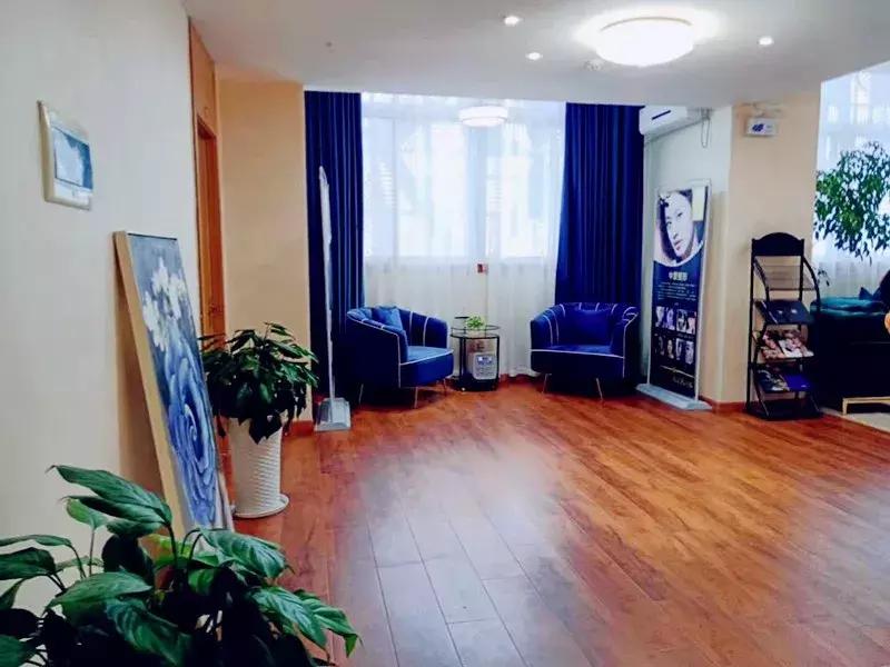 揭秘！天津路这家店，门口停满豪车！还不时有各种靓丽女子进出.