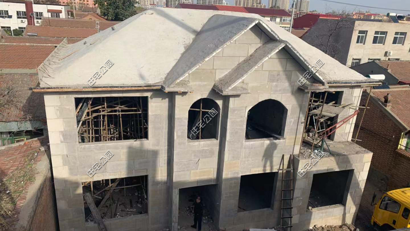 农村浇顶自建房,农村修建两层房屋15万小别墅