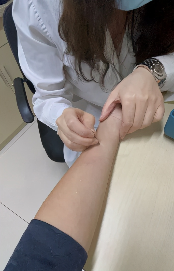 对紫外线过敏是不是过敏性皮炎,对紫外线过敏是缺什么吗