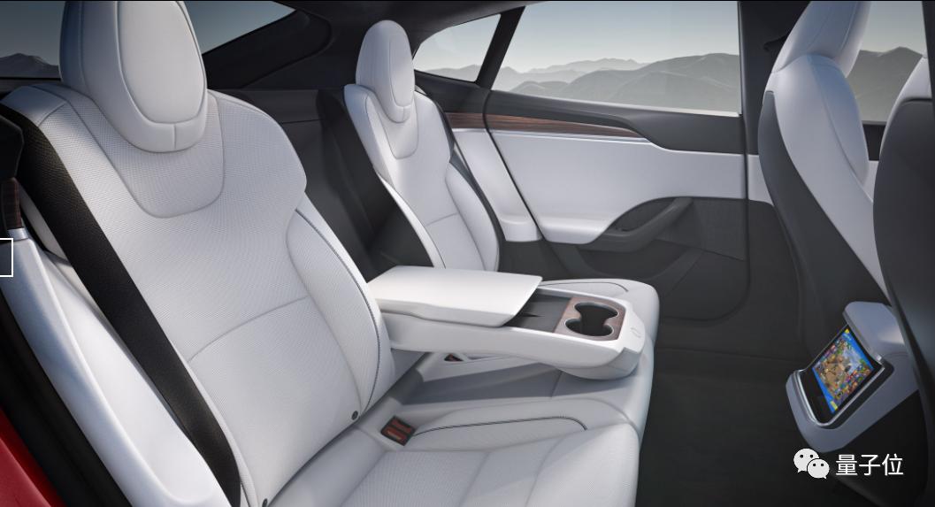 马斯克方向盘,马斯克用火箭把汽车送上太空