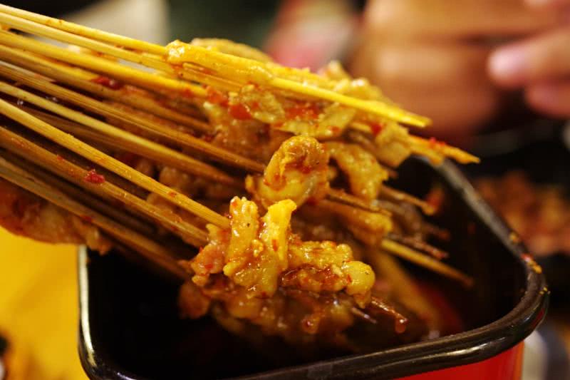 夜幕升起思北路口，285蚝味馆撸个串喝个酒聊个天！