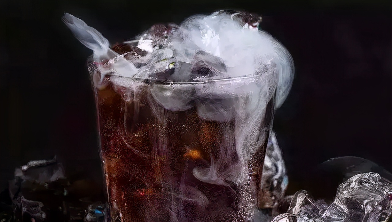 可乐当水喝15岁男孩患白内障,男子喝可乐20年尿毒症