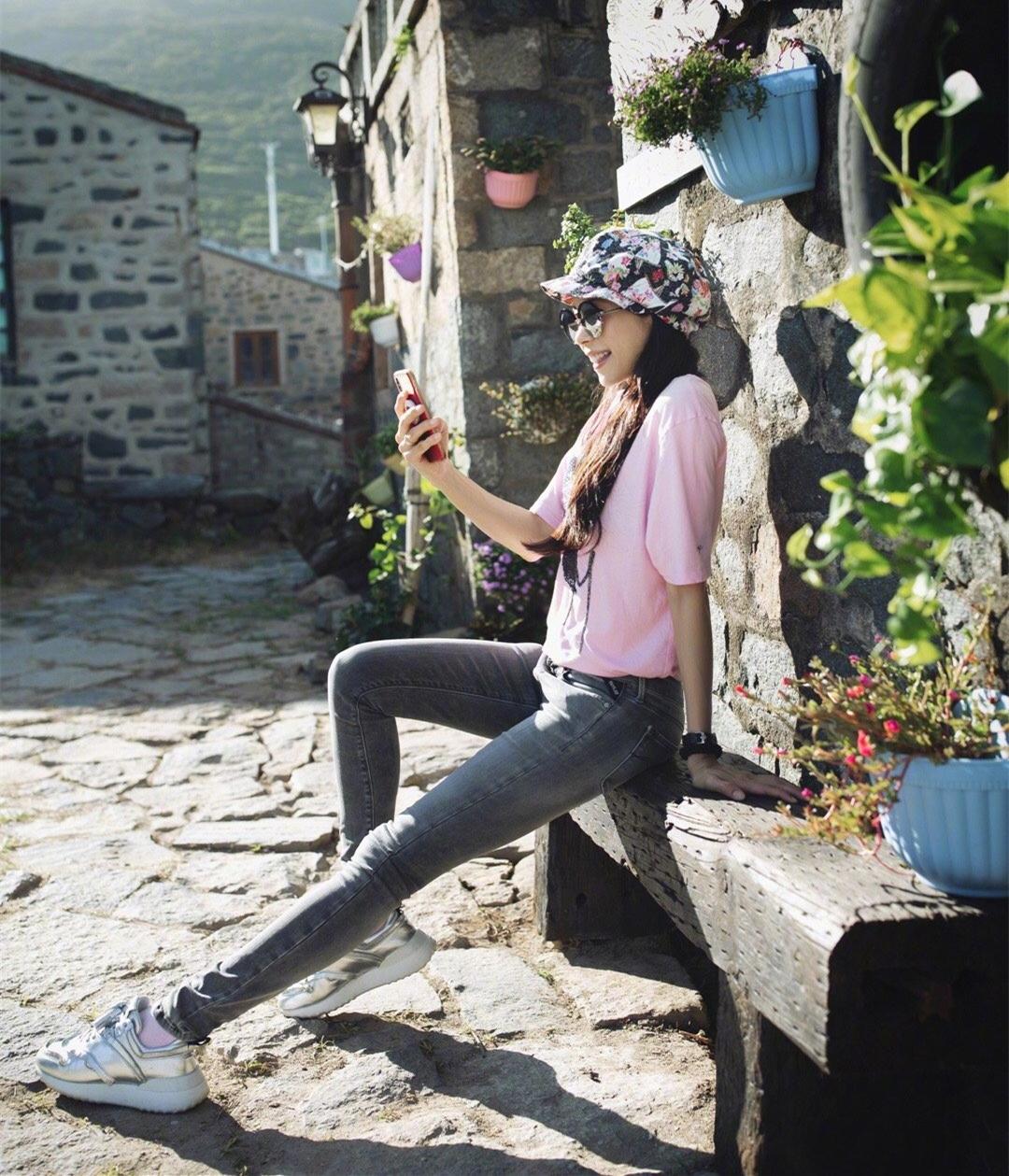 莫文蔚穿皮裤,穿牛仔裤的莫文蔚