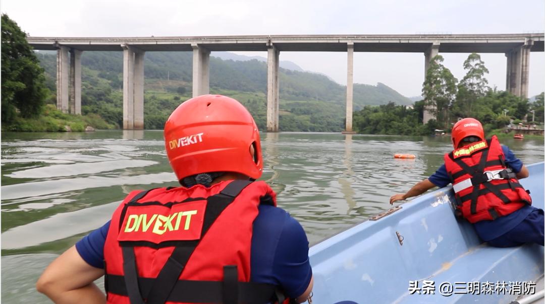 看蓝朋友如何燃爆绳索训练场,冲锋舟带有驾驶室驾驶技巧
