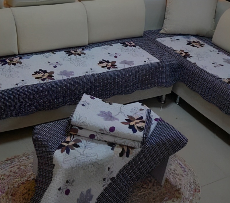 沙发又硬又黑,沙发污渍清理有色差