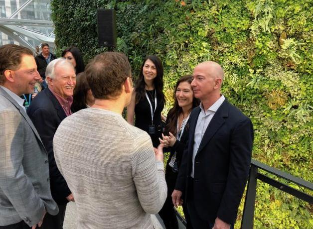 贝佐斯前妻有多少钱,贝索斯的现任妻子