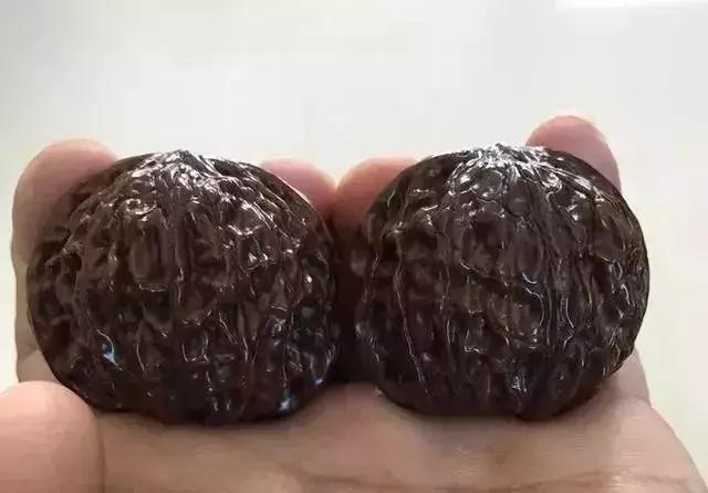 文玩核桃盘玩过程中如何上油,文玩核桃上油发黑了怎么办