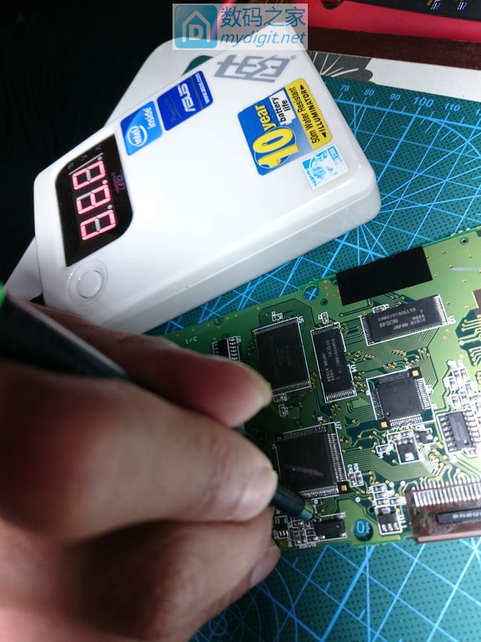 技术大佬秀操作！德州仪器TI-89图形计算器拆机维修及CPU超频