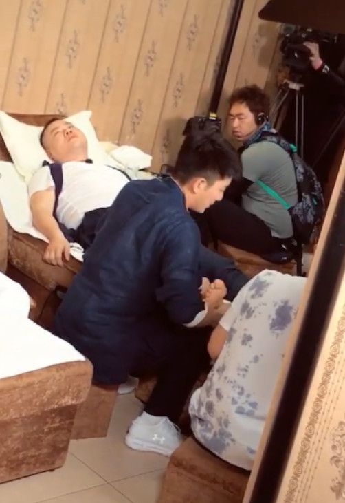 岳云鹏贾乃亮足疗完整版,岳云鹏贾乃亮洗脚