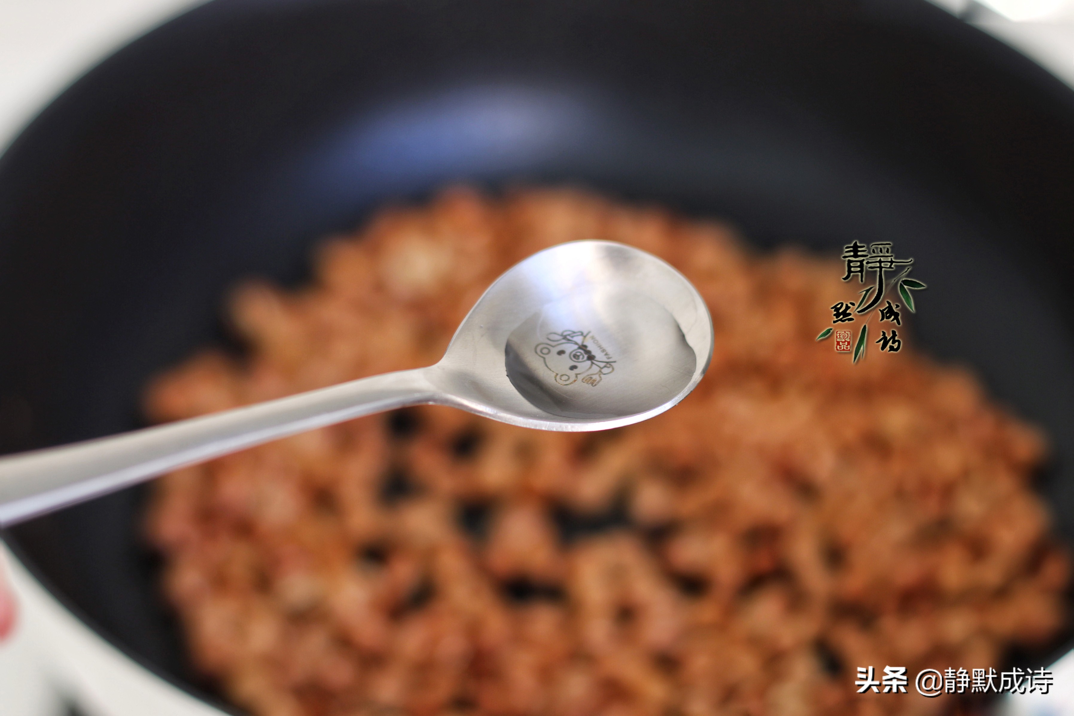 油炸花生米放了几天不脆了怎么办,油炸花生米返潮怎么用微波炉