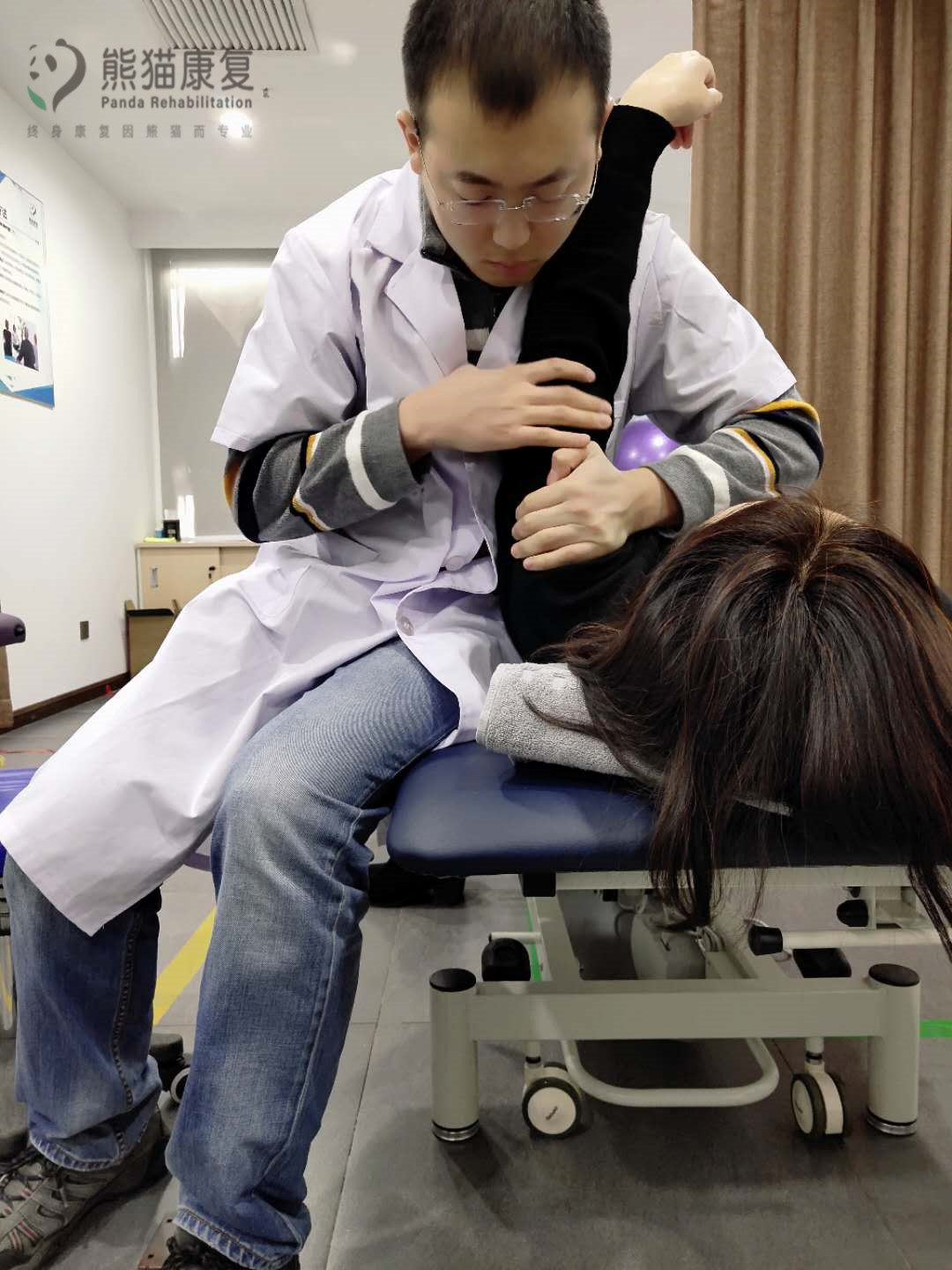 肩颈理疗瑜伽一招解决肩膀疼痛,肩膀咔咔卡住一招恢复好