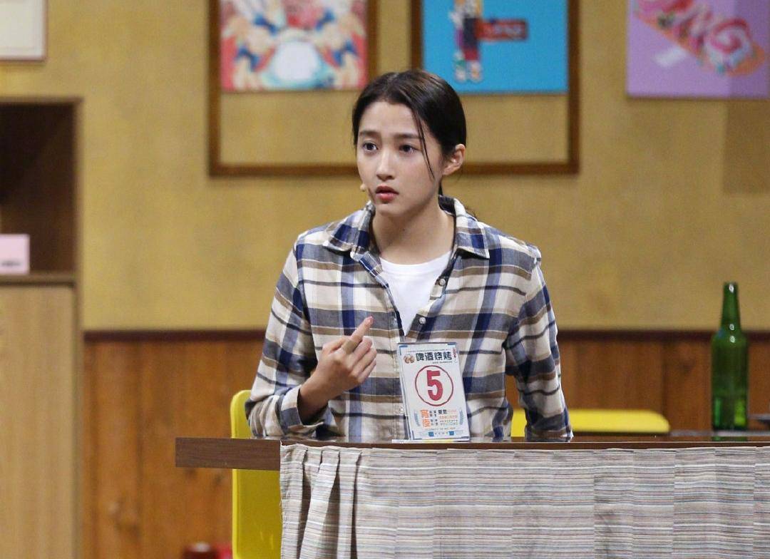 关晓彤深夜秀香肩,关晓彤上班路透照曝光