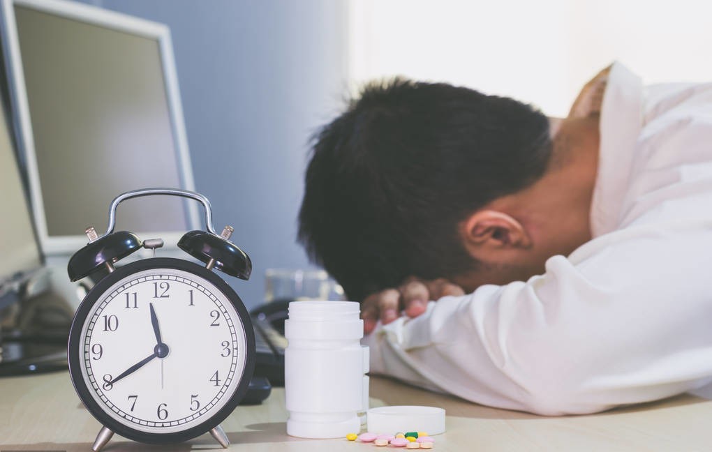 胃酸是大多数胃痛的病因，吃“拉唑”药物止胃酸，要注意什么？