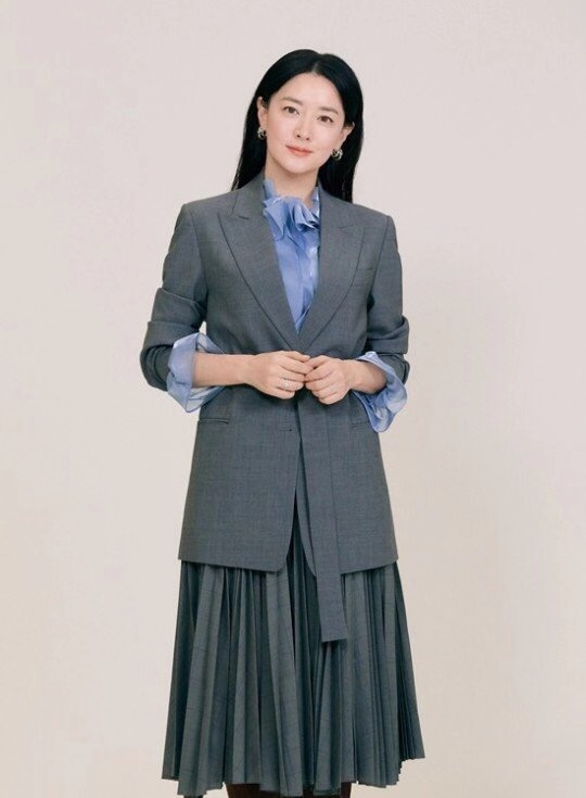 48岁李英爱新造型尽显知性美,48岁李英爱未修图曝光