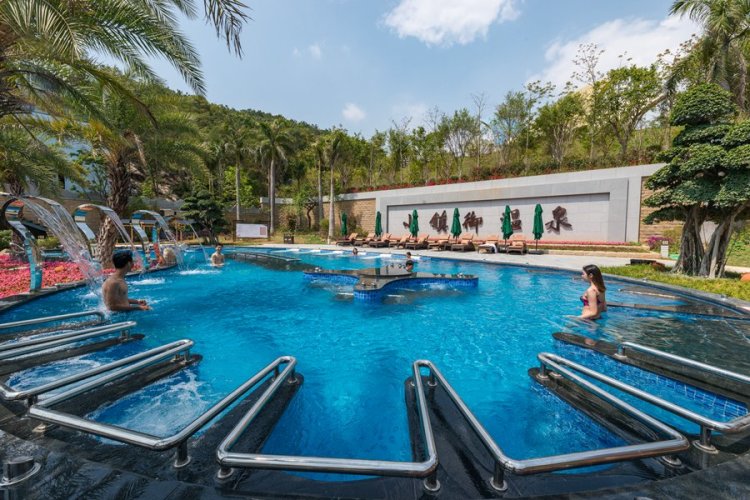 福建泉州聚龙小镇温泉公园：岩脉温泉中药花瓣池亲子戏水区