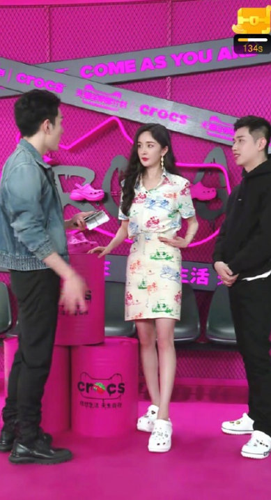 杨幂在李佳琦直播间测腿围,杨幂在李佳琦直播间量腿围