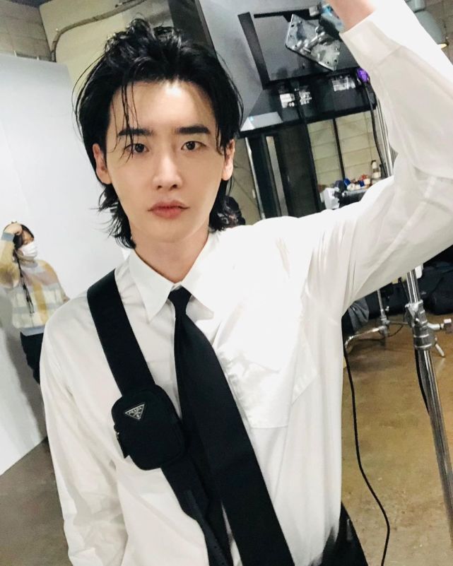 李钟硕痞帅图片腹肌,李钟硕痞帅叼烟的照片高清