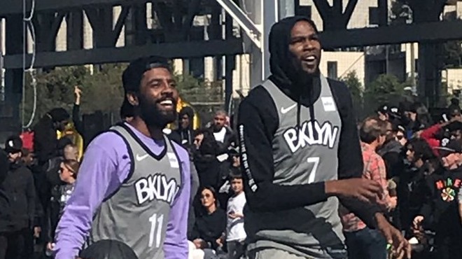 欧文杜兰特场边穿西装观战,欧文杜兰特篮网球衣亮相