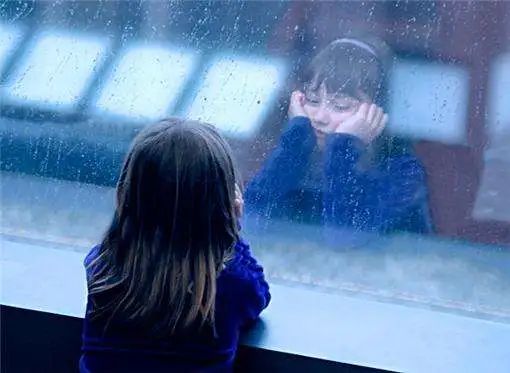 孤僻症的孩子是什么表现,孤僻的孩子如何引导