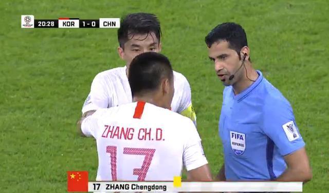 国足大将停球十米远！无人防守竟走神，攻防全隐身唯一贡献是黄牌