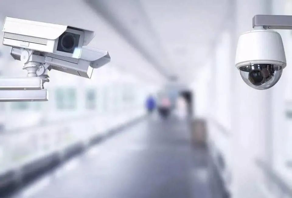 上班打伞,上班刮风撑伞