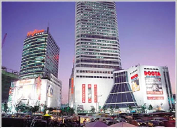 82年生的金智英？是96年生的朴仁德。还是1896（3与4）